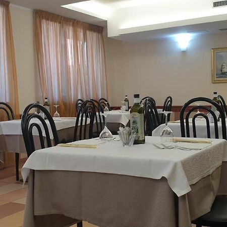 Albergo Ristorante Il Delfino Novara Kültér fotó