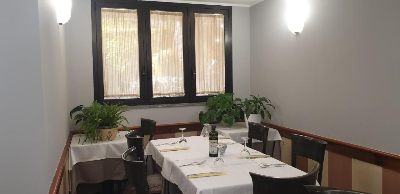 Albergo Ristorante Il Delfino Novara Kültér fotó