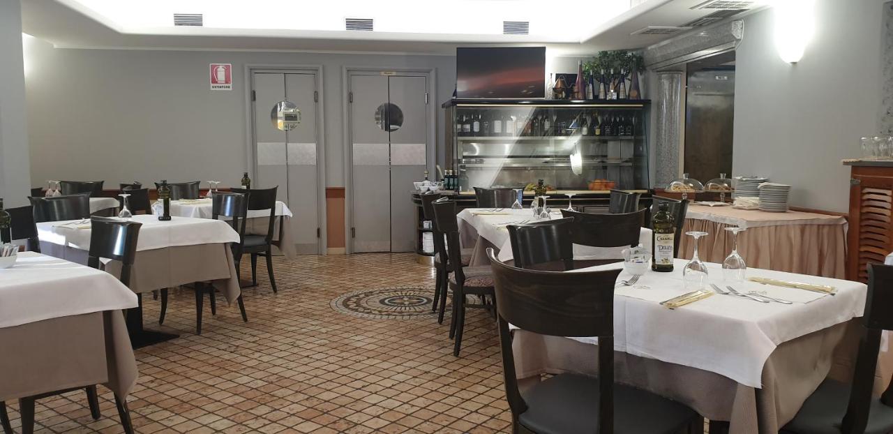 Albergo Ristorante Il Delfino Novara Kültér fotó