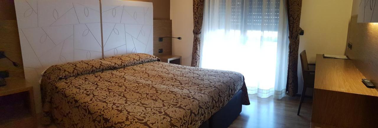 Albergo Ristorante Il Delfino Novara Kültér fotó